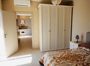 4 bedrooms, desk, iron/ironing board, travel cot