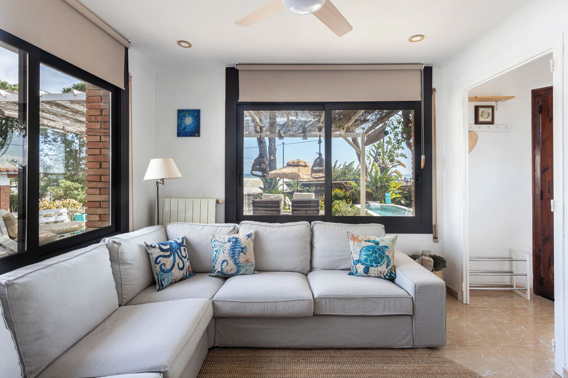 Smart-TV, peis, bordtennis og bøker