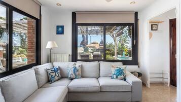 Smart-TV, peis, bordtennis og bøker