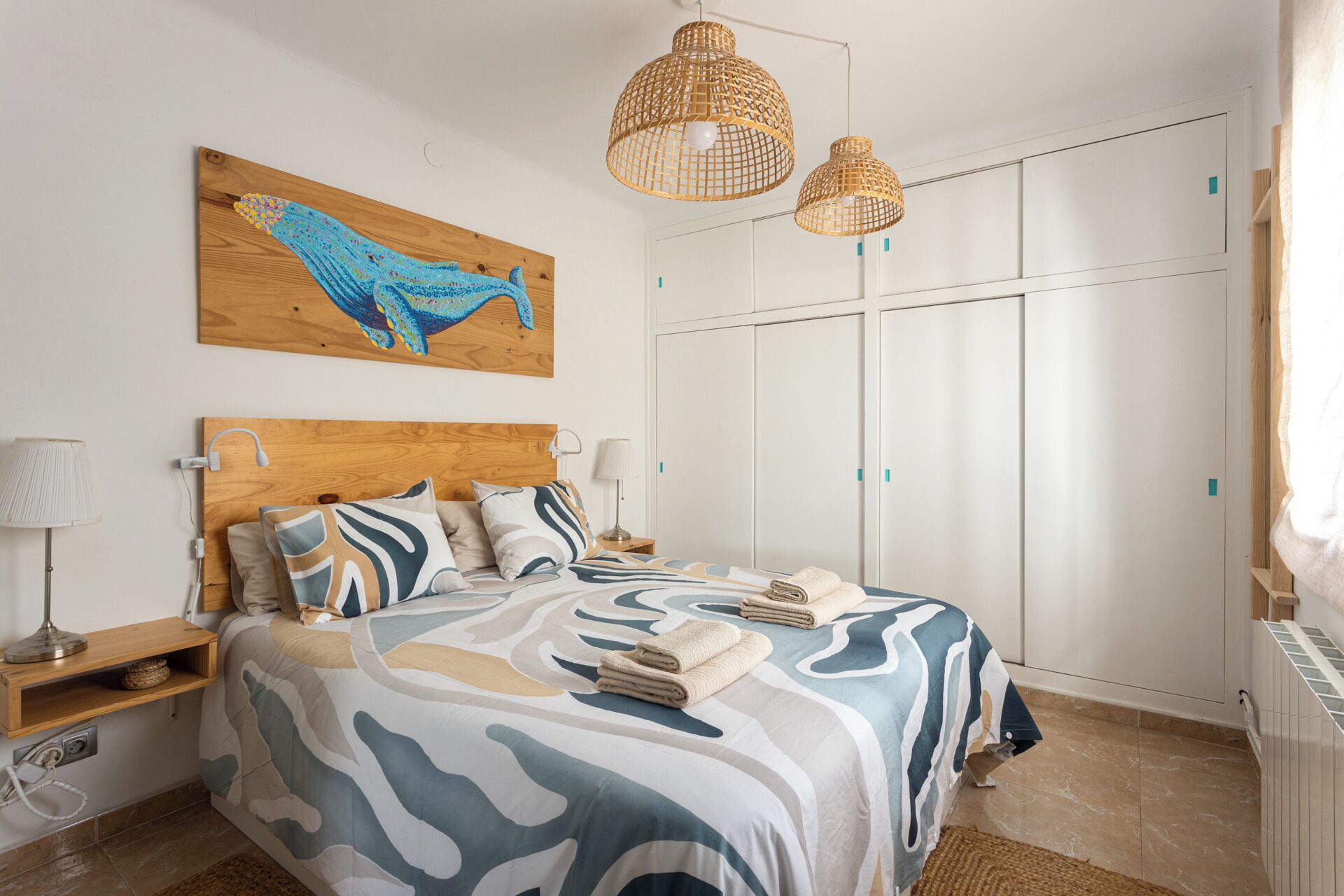 3 soverom, skrivebord, strykejern/-brett og reiseseng for barn