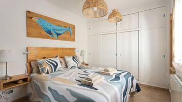 3 soverom, skrivebord, strykejern/-brett og reiseseng for barn