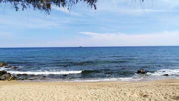 Vlak bij het strand, ligstoelen, strandlakens