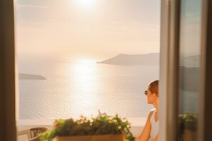 Master Cave Villa with Outdoor Jacuzzi | Κλινοσκεπάσματα υψηλής ποιότητας, χρηματοκιβώτιο στο δωμάτιο, γραφείο 