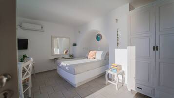 2 bedrooms, premium bedding, in-room safe, desk
