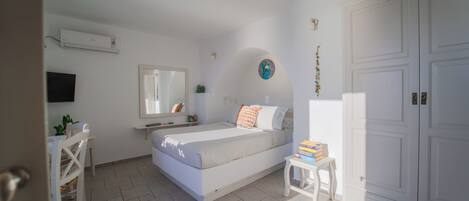 Studio with Caldera View | Sengetøy av topp kvalitet, safe på rommet, skrivebord og lydisolert