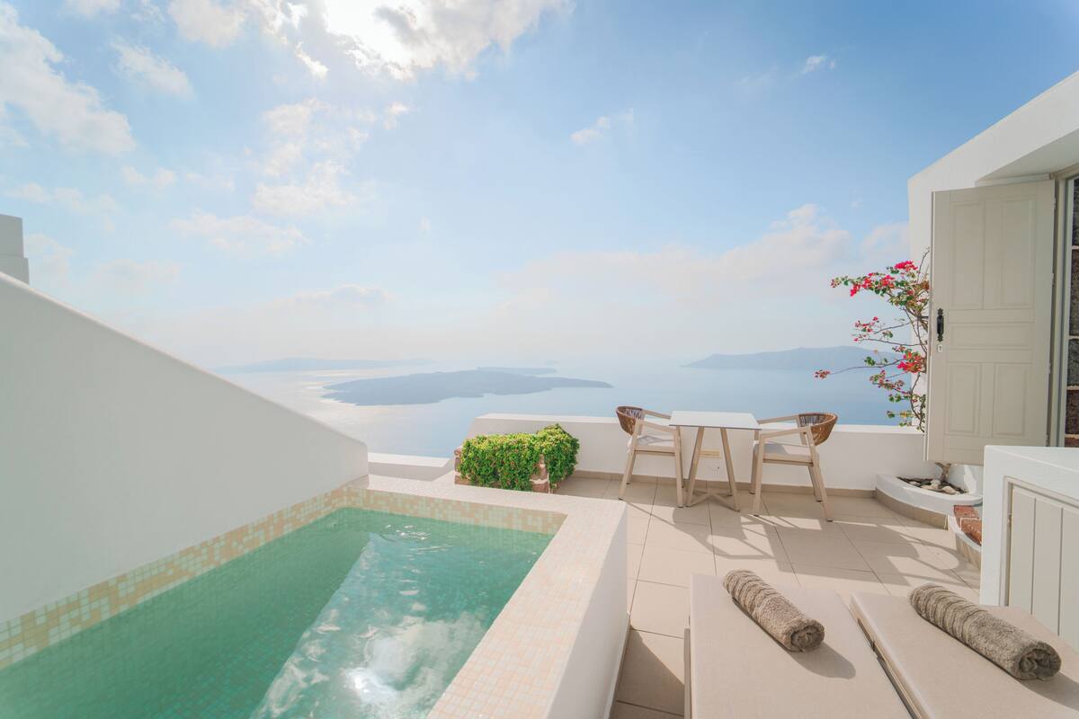 Honeymoon Cave Suite with Outdoor Jacuzzi | 高档床上用品、客房内保险箱、办公桌、隔音