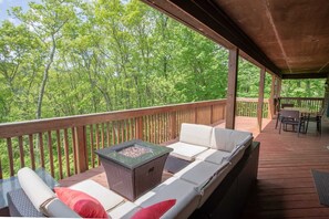 Outdoor dining - Private Oasis in Tynecastle (Banner Elk)