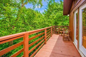 Terrace/patio - dog-friendly | hot tub | free Dollywood ticket (Gatlinburg)