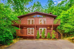 Exterior - dog-friendly | hot tub | free Dollywood ticket (Gatlinburg)
