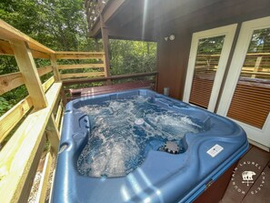 Outdoor spa tub - dog-friendly • hot tub • free Dollywood tkt • fireplace (Greenbrier Chalet) (Gatlinburg)