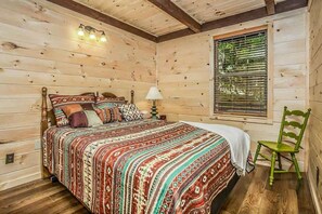 3 bedrooms, iron/ironing board, WiFi, bed sheets - dog-friendly | hot tub | free Dollywood ticket (Gatlinburg)