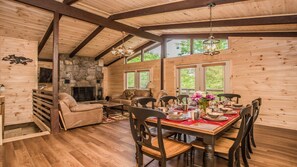 Dining - dog-friendly • hot tub • free Dollywood tkt • fireplace (Greenbrier Chalet) (Gatlinburg)
