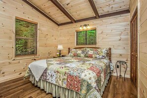 3 bedrooms, iron/ironing board, WiFi, bed sheets - dog-friendly | hot tub | free Dollywood ticket (Gatlinburg)
