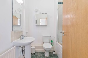 Apartment | Bathroom | Shower, free toiletries, hair dryer, towels - Immaculate 1-bed Apartment in Dublin 1 (Dublin)