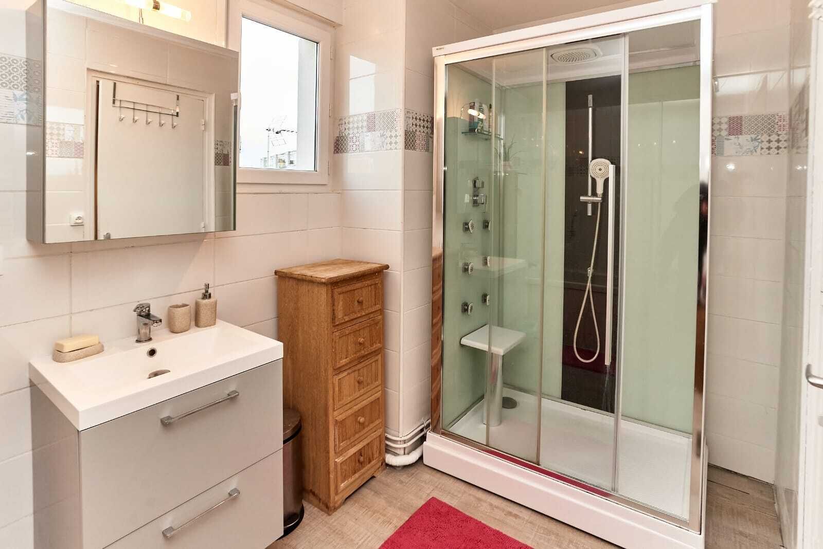 Baignoire, sèche-cheveux, serviettes fournies, savon