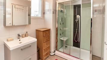 Baignoire, sĂšche-cheveux, serviettes fournies, savon