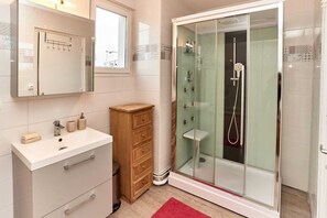 Bathtub, hair dryer, towels, soap - Charming room in a Nevers apartment (Nevers)