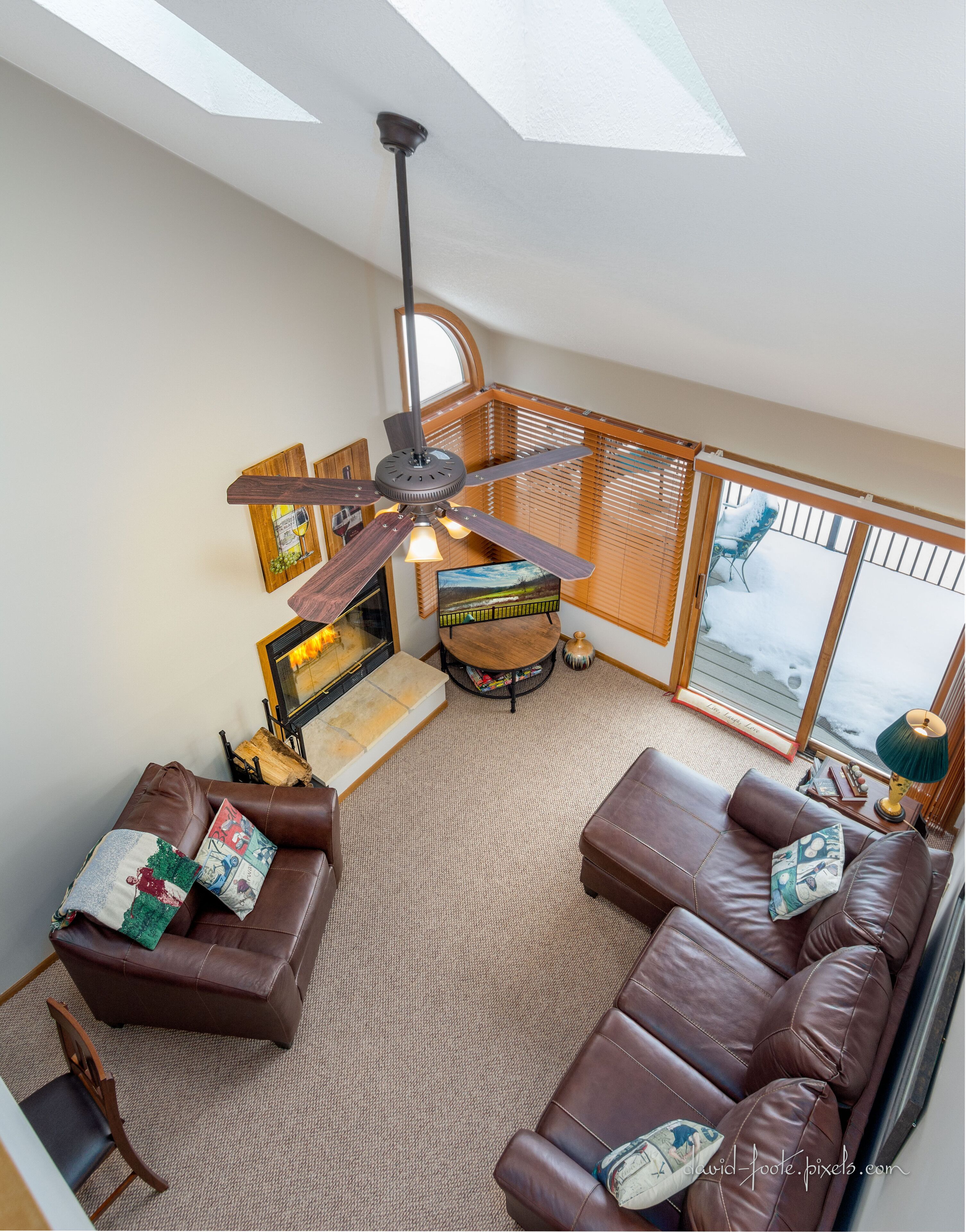 Golf course view on Valleywood! Access to indoor pool, gym and game room!