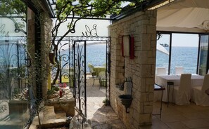 2 bedrooms, in-room safe, iron/ironing board, free WiFi - "BUENA VISTA" 55m2, south-facing balcony, fenced, 5ft. beach, suitable for children, Rovinj (Rovinj)