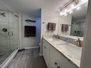 Duschwanne, Haartrockner, Handtücher, Toilettenpapier
