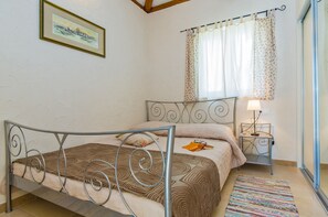 4 bedrooms, iron/ironing board, free WiFi, bed sheets