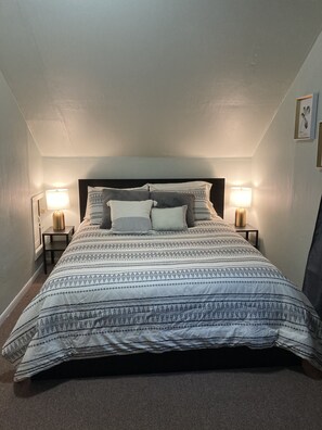 3 quartos, ferros/tábuas de passar roupa, berço de viagem