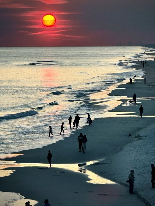 Beach nearby, sun-loungers, beach towels