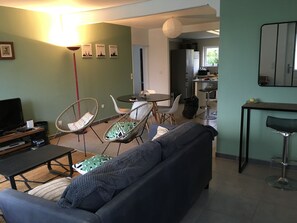 Een televisie, een dvd-speler, boeken en een muziekbibliotheek