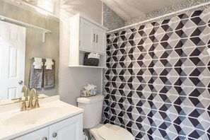 Comfort-Apartment | Badezimmer | Duschwanne, Handtücher