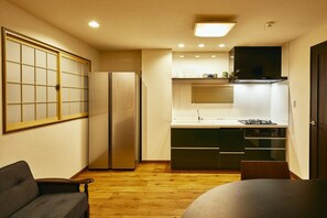 Fridge, microwave, stovetop, cookware/dishes/utensils - 90 Entire house for rent MUSASHI Condo Yotsuya  / Shinjuku-ku Tokyo (Shinjuku-ku)