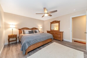 4 slaapkamers, een strijkplank/strijkijzer, reisbedje, gratis wifi