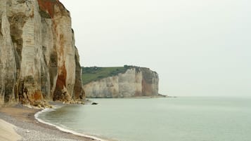 Vlak bij het strand, ligstoelen