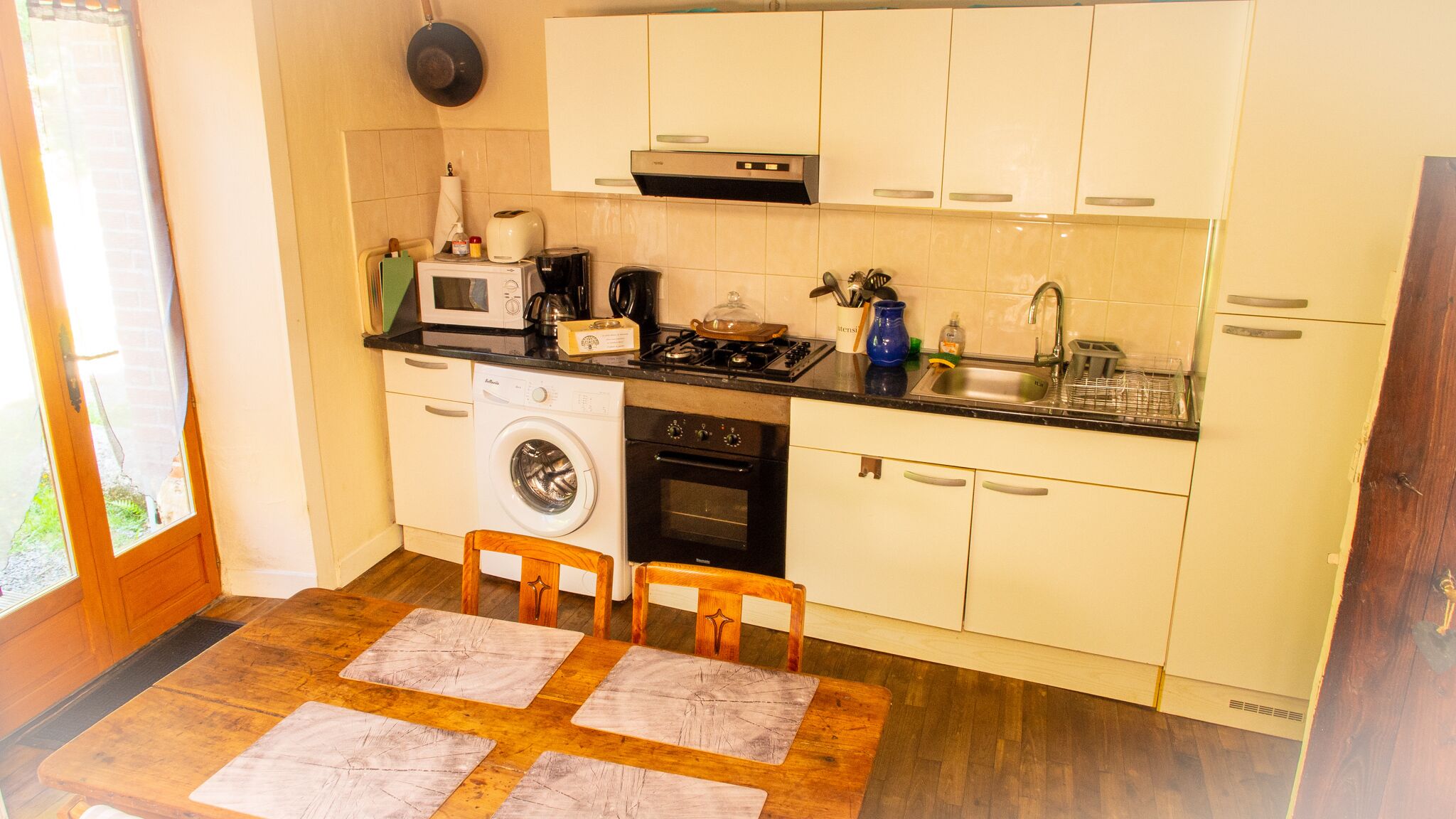 冷蔵庫、電子レンジ、オーブン、コンロ