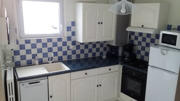 Een koelkast, een magnetron, een oven, een kookplaat