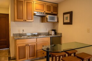 Refrigerador, microondas, parrilla de estufa y cafetera y tetera 