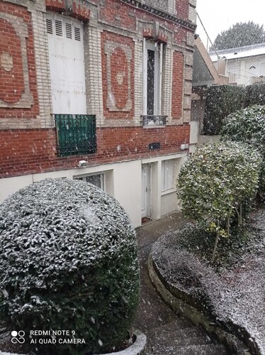 Nice F1 in residence with private parking