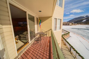 A balcony with a view of a snowy beach and mountains. - Lakeside 1476 (Keystone)