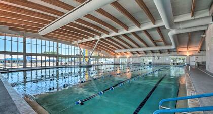 Relaxing Home Pool Access and Screened-In Porch!
