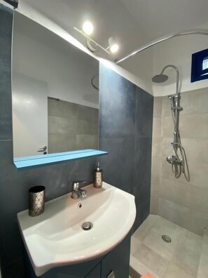Panoramic Studio Suite | Bathroom | Shower, hair dryer, towels - Azure Blue Studios (Naxos)