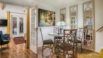 House (1 Bedroom) | In-room dining