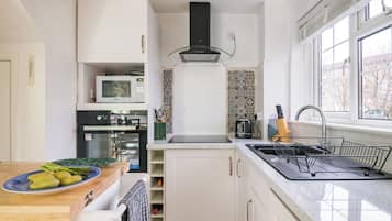 House (1 Bedroom) | Private kitchen | Fridge, microwave, oven, stovetop