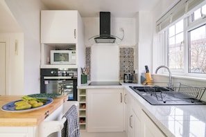 House (1 Bedroom) | Private kitchen - Mirrored Reflections (London)