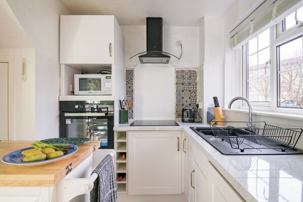 House (1 Bedroom) | Private kitchen | Fridge, microwave, oven, stovetop