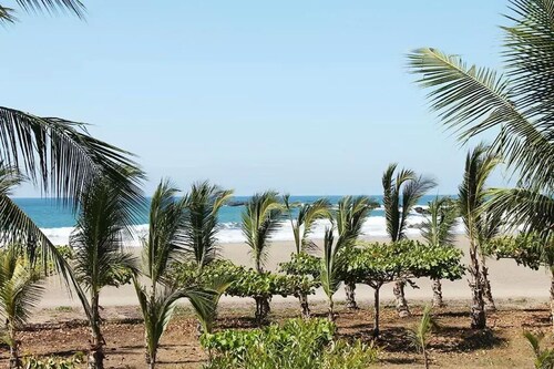 IDEAL FOR VACATIONERS WHO LOVE OCEAN WAVES, SURFING, POOL, ON THE BEACH CONDO!