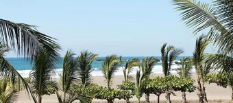 IDEAL FOR VACATIONERS WHO LOVE OCEAN WAVES, SURFING, POOL, ON THE BEACH CONDO!