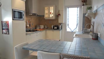 JÀÀkaappi, mikroaaltouuni, liesi, astianpesukone