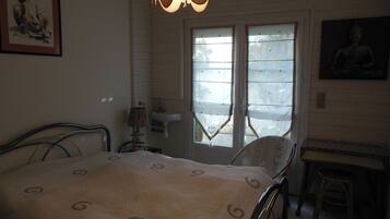 2 bedrooms, iron/ironing board, WiFi