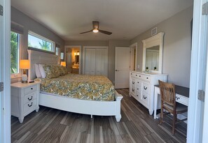 4 chambres, bureau, fer et planche à repasser, lit de bébé portatif