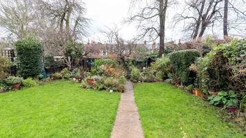 Apartment (1 Bedroom) | Garden view