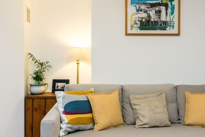 Apartment (1 Bedroom) | Wohnzimmer